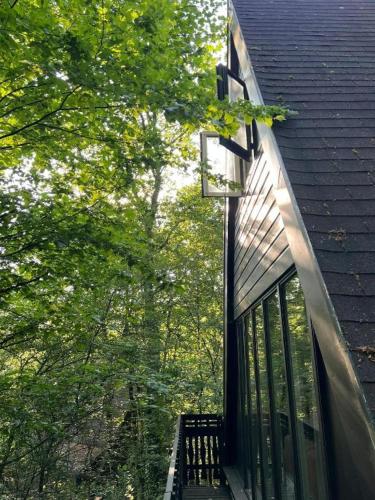 デュルビュイにあるChalet Du Bois VIの木陰の家のバルコニー