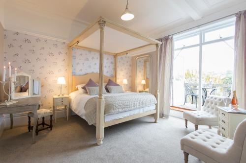Postel nebo postele na pokoji v ubytování St Marys Hall Hotel