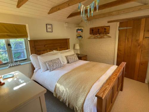 ein Schlafzimmer mit einem großen Bett in einem Zimmer in der Unterkunft Dairy Cottage Luxury B&B in Attleborough