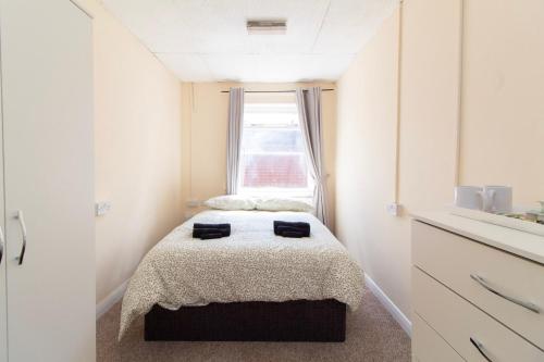 a small bedroom with a bed and a window at Brookvale Guest House Room 4 in Southampton