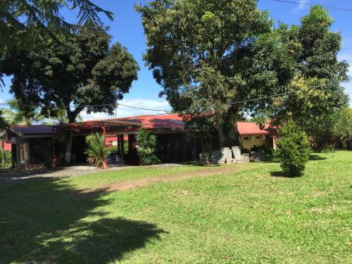 a house with a large yard in front of it at Hotel Vale's in Chiles