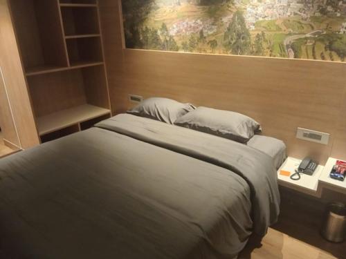 Кровать или кровати в номере Astoria Veg-A Vegetarian Hotel