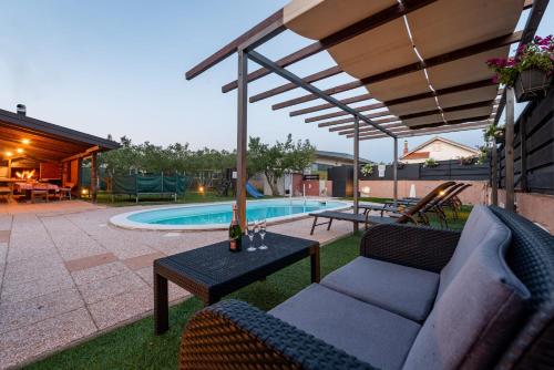 Kolam renang di atau dekat dengan Villa Dandelion ZadarVillas
