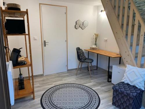 Cette chambre dispose d'un escalier, d'un bureau et d'une chaise. dans l'établissement Suite parentale Courpalay, à Courpalay