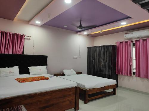 Una cama o camas en una habitación de Nisarga