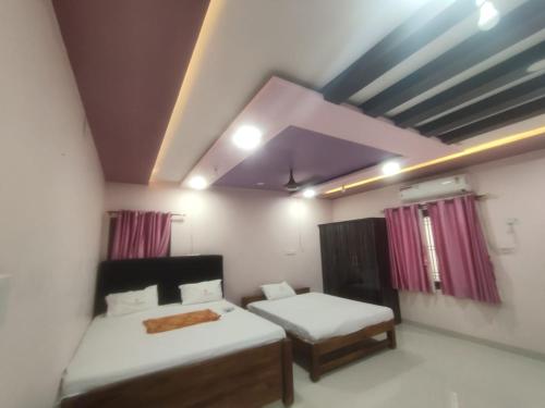 Una cama o camas en una habitación de Nisarga