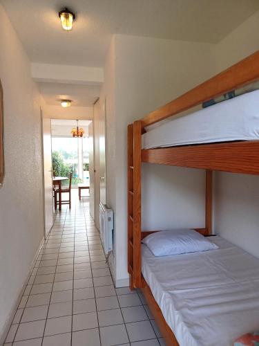- une chambre avec 2 lits superposés et un couloir dans l'établissement Les Alizés, à Mimizan