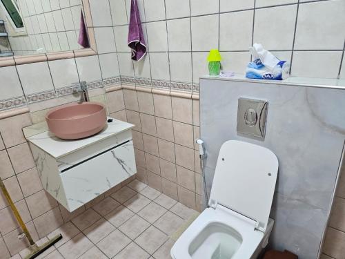 Un baño pequeño con inodoro y lavabo. en شقة 3غرف نوم في ضاحية الرشيد, en Amán