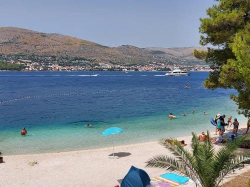 un grupo de personas en el agua en una playa en Apartment Gelo, en Okrug Donji