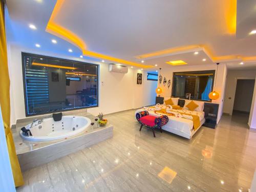 ein Schlafzimmer mit einer Badewanne und einem Bett und einem Bett und einem Bett in der Unterkunft Villa Irmak İslamlar in Kaş