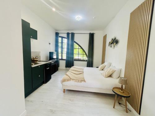 Kuchyň nebo kuchyňský kout v ubytování Gabrielle hôtel