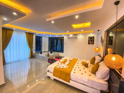 ein Schlafzimmer mit großem Bett und ein Badezimmer in der Unterkunft Villa Irmak İslamlar in Kaş