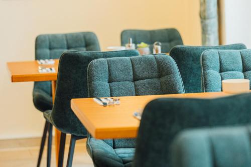 a row of tables and chairs in a room at Hotel Thesdorfer Hof in Pinneberg