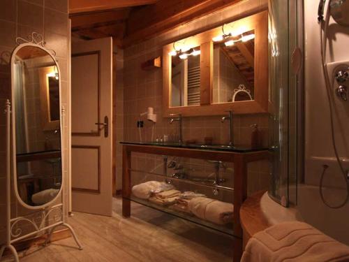 łazienka z umywalką i lustrem w obiekcie Hotel Letterario Locanda Collomb w mieście La Thuile