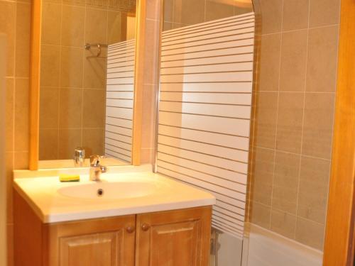 une salle de bain avec un lavabo et une douche dans l'établissement Appartement cosy 4 pers. avec balcon et WiFi - FR-1-263-392, à Valloire