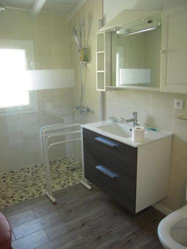 une salle de bain avec un lavabo, une douche et une baignoire dans l'établissement Charmant studio indépendant au calme 5mn des plages, à Soorts-Hossegor