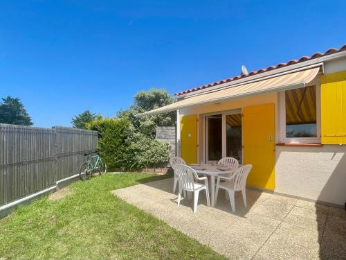 Photo de la galerie de l'établissement Maison avec jardinet, 2 chambres, parking, proche plage et centre - FR-1-231-334, à Brem-sur-Mer