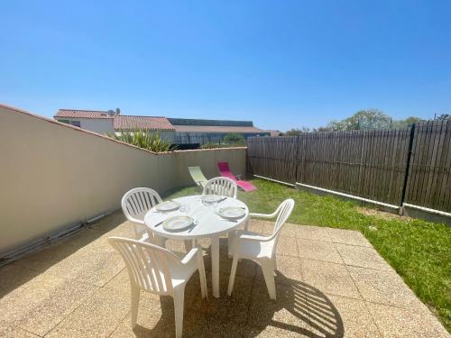 Photo de la galerie de l'établissement Maison avec jardinet, 2 chambres, parking, proche plage et centre - FR-1-231-334, à Brem-sur-Mer