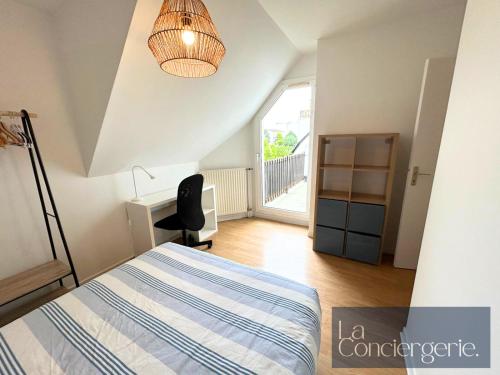 une chambre avec un lit, un bureau et une fenêtre dans l'établissement La Gibauderie LaConciergerie Poitiers CHU, à Poitiers