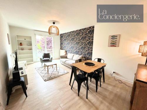 un salon avec une table et un canapé dans l'établissement La Gibauderie LaConciergerie Poitiers CHU, à Poitiers