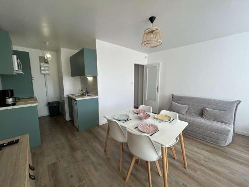 une cuisine et un salon avec une table et des chaises dans l'établissement Appartement rénové 2 pièces avec balcon, à 200m de la plage, St Hilaire de Riez - FR-1-224C-318, à Saint-Hilaire-de-Riez