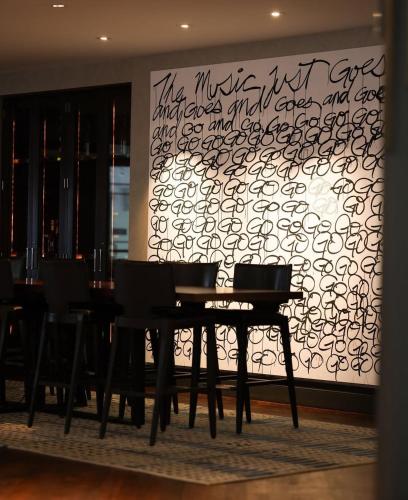 une table et des chaises dans une pièce avec un mur dans l'établissement Le Meridien Arlington, à Arlington