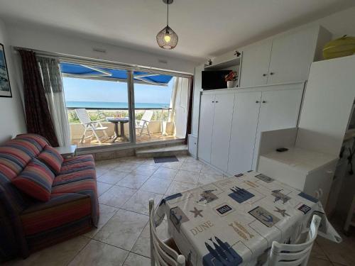 un salon avec un canapé et une table dans l'établissement Studio bord de mer avec parking - Saint-Jean-de-Monts - FR-1-224C-347, à Saint-Jean-de-Monts