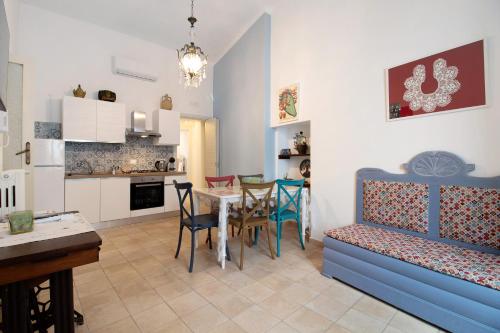 a kitchen and living room with a table and chairs at Dimore di Bacco in Rutigliano