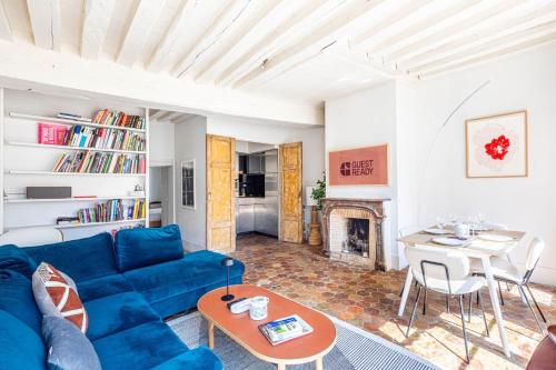 un salon avec un canapé bleu et une table dans l'établissement GuestReady - Charming stay near Sainte-Chapelle, à Paris