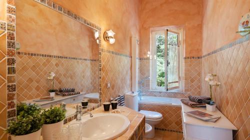 Et badeværelse på VILLA CORALLINA 12, Emma Villas