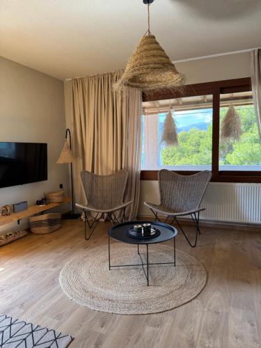 Televisyen dan/atau pusat hiburan di Seaview Apartment - Poros Relaxing Beachfront Flat