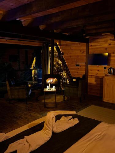 Postel nebo postele na pokoji v ubytování Fifty Three Otel