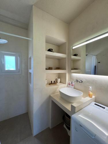 Gambar di galeri bagi Seaview Apartment - Poros Relaxing Beachfront Flat di Poros