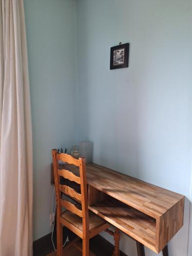 - une table en bois avec une chaise en bois dans l'établissement Château de Montpon - 8 pers - Family et Kids Friendly, à Alby-sur-Chéran