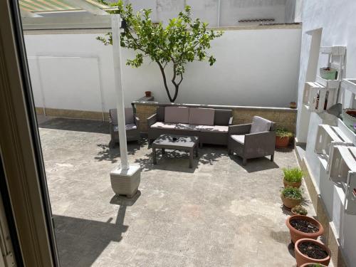 ein Wohnzimmer mit Sofa und Tisch in der Unterkunft Dimora Vincenzo in Gallipoli