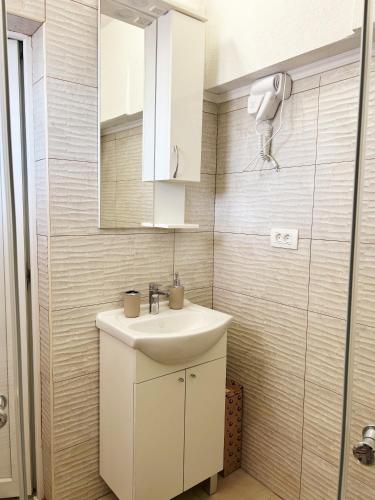 un baño con lavabo y espejo en Zinzula 3, en Šušanj