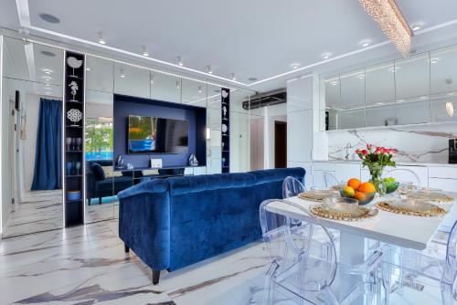a kitchen and living room with a table and chairs at Apartamenty Boszkowo Aquarius Platinum in Boszkowo