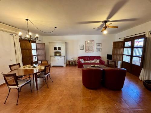 ein Wohnzimmer mit Tisch und Couch in der Unterkunft Casa Eck San Jose in San José