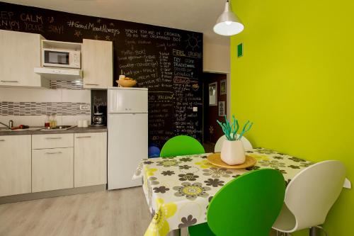 Dapur atau dapur kecil di Charming seaside Apartments NOA & JAKOV, Zaboric Sibenik