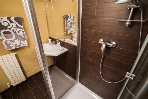 a bathroom with a shower and a sink at Casa Del Jazz in Piazza Armerina