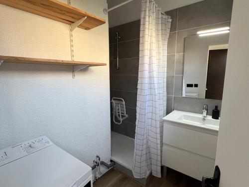 une petite salle de bain avec un lavabo et une douche dans l'établissement Villa T3 rénovée, 4 pers, face mer, clim, WiFi, Port Leucate - FR-1-81-633, à Port-Leucate
