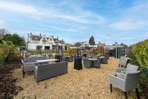 Holm House - Stylish Coastal Suites - HEDD Spa - Silures Bar & Restaurant photo 49