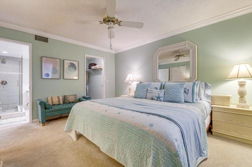 朱庇特Half-Mi to Jupiter Beach Condo with Ocean Views!的一间卧室配有一张床、镜子和一张沙发