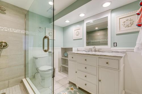 朱庇特Half-Mi to Jupiter Beach Condo with Ocean Views!的带淋浴、马桶和水槽的浴室