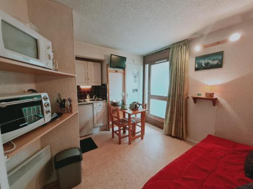 une pièce avec une cuisine et un salon dans l'établissement Plein Sud C N3102 - ST2, à Les Deux Alpes