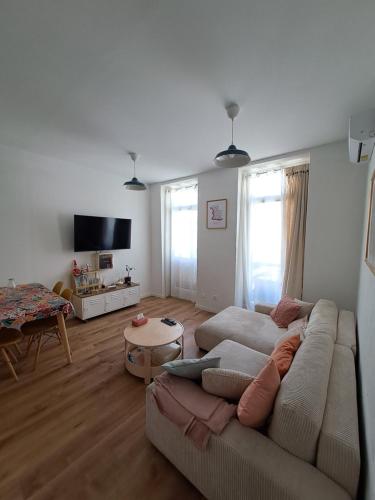 un salon avec un canapé et une table dans l'établissement Sweet Home Marseille, à Marseille