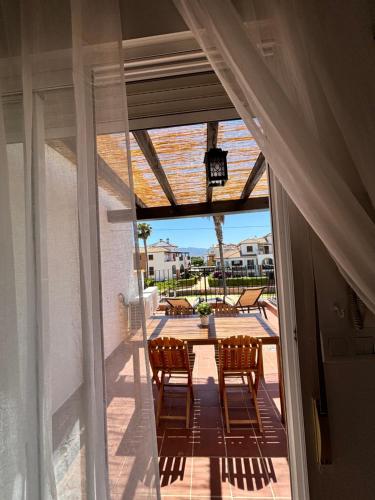 un balcone con 2 sedie e un tavolo sul patio di El Ático de Vera a Vera