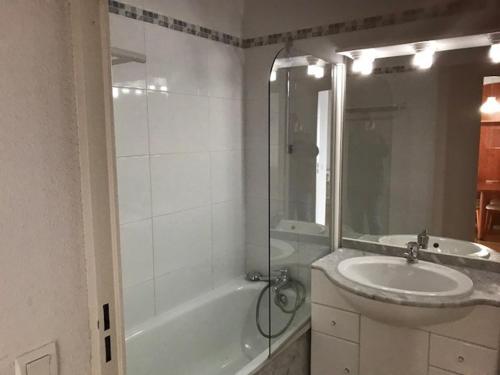 une salle de bain avec une baignoire, un lavabo et une douche dans l'établissement Charmant Studio Cabine 4 Pers - Parking, Piscine, Fitness, Proche Pistes - FR-1-404-313, à Bagnères-de-Bigorre
