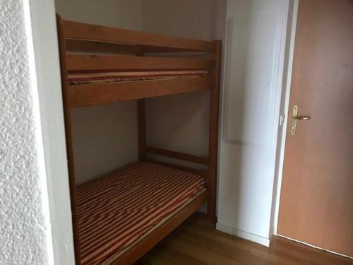 quelques lits superposés dans une chambre dans l'établissement Charmant Studio Cabine 4 Pers - Parking, Piscine, Fitness, Proche Pistes - FR-1-404-313, à Bagnères-de-Bigorre
