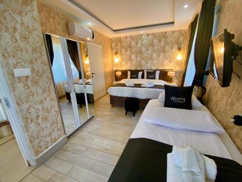Postel nebo postele na pokoji v ubytování Honey Hotel